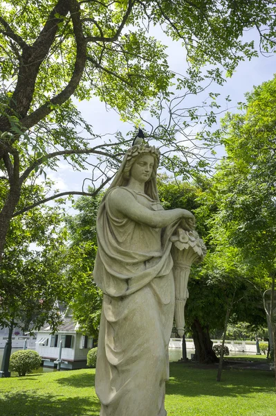 Κούκλα άγαλμα στο Ταϊλάνδης βασιλικού summer palace. — Φωτογραφία Αρχείου