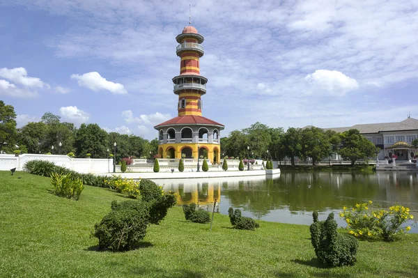 Vihreä puutarha Thaimaan kesäpalatsi bang pa — kuvapankkivalokuva