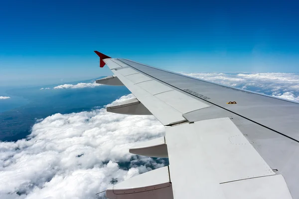 Boeing 737 kanat bulutların üstünde