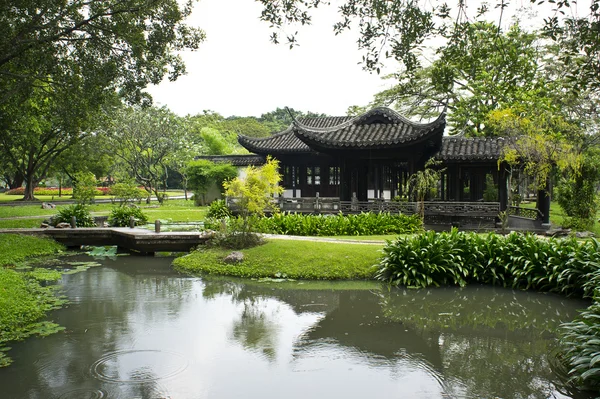 Κινέζικο σπίτι μέσα σε καταπράσινο κήπο — Φωτογραφία Αρχείου