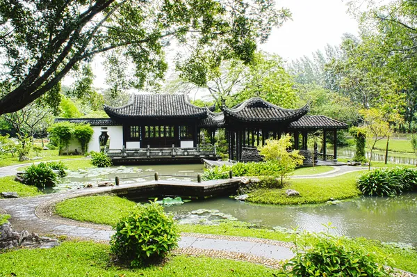 Κινέζικο σπίτι μέσα σε καταπράσινο κήπο — Φωτογραφία Αρχείου
