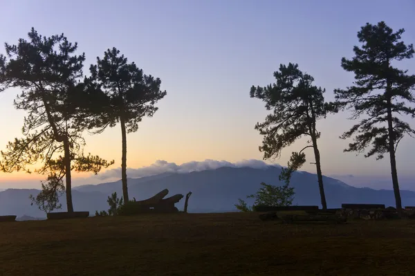 Dağların üzerinden görkemli gündoğumu