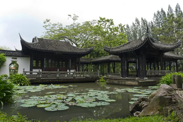 中国在绿色的花园的房子 免版税图库照片