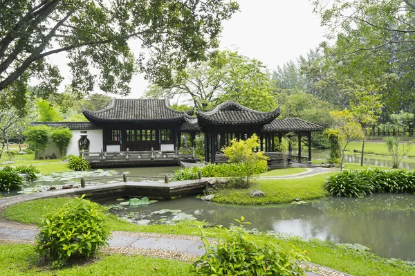 中国在绿色的花园的房子 图库图片