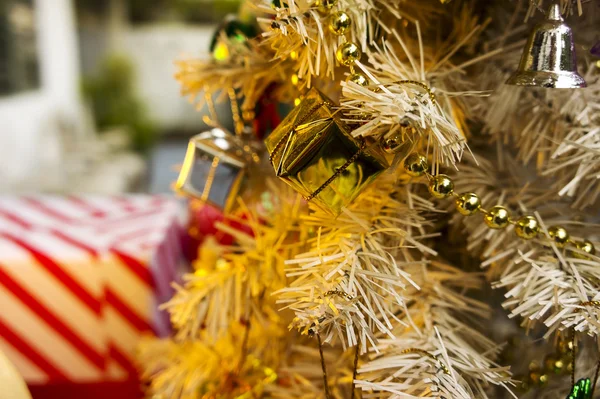 Beyaz bir ağaç Noel süsler