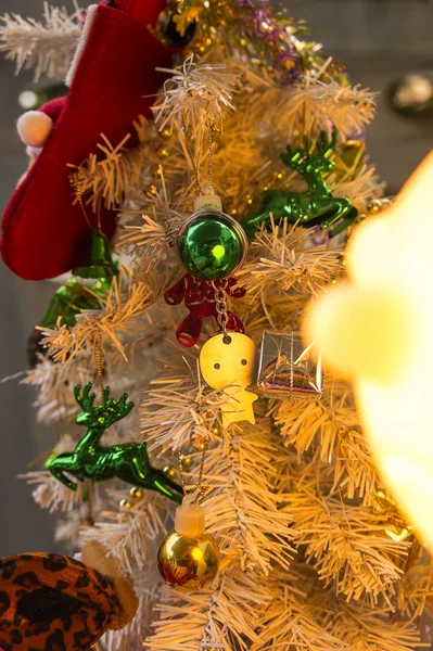 Beyaz bir ağaç Noel süsler