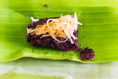 Tay tarzında tatlı muz yaprağı üzerinde