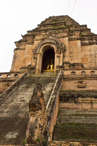 Buddha socha ve wat chedi plic — Stock fotografie