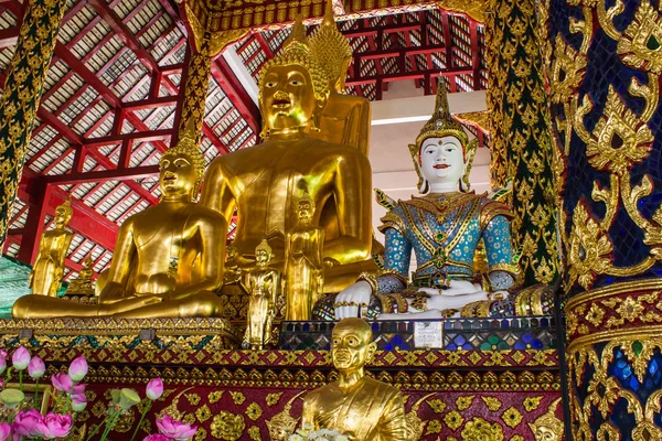 Boeddha standbeeld in wat suandok, chiangmai, thailand — Stockfoto