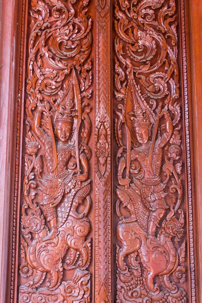 Adorno puerta de madera del templo tailandés en Chiangmai, Tailandia —  Fotos de Stock