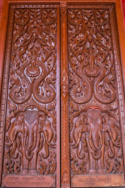Sieraad houten deur van Thaise tempel in chiangmai, thailand — Stockfoto
