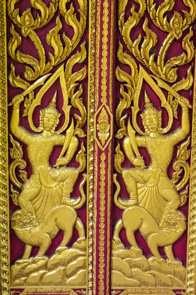 Adorno puerta de madera del templo tailandés en Chiangmai, Tailandia —  Fotos de Stock