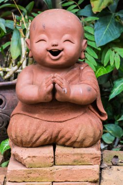 Tayland'da kullanılan bez bebek kil keşiş