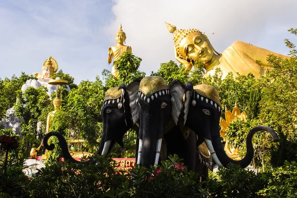 Erawan heykeli, big buddha uzanmış ve Buda duran — Stok fotoğraf