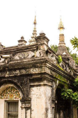 Chedi ve ubosot shan tarzında wat papoa, chiangmai, Tayland