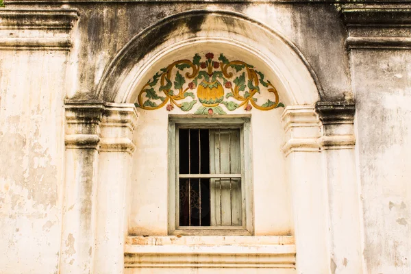 Shan stijl tempel oude windows in wat papoa, chiangmai, thailand — Stockfoto