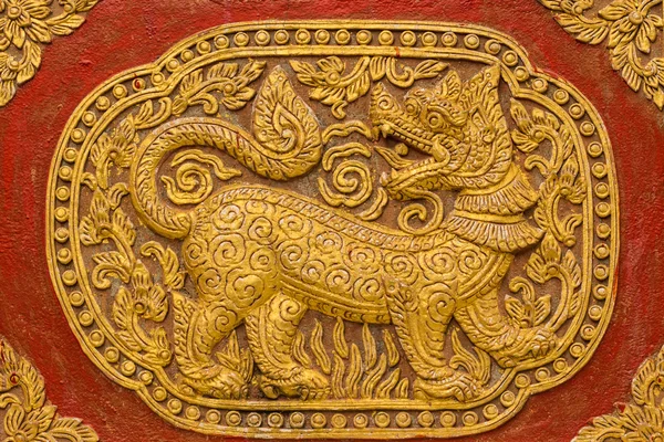 Singha Escultura de parede em Ubosot em Wat Saen Fang, Chiangmai — Fotografia de Stock