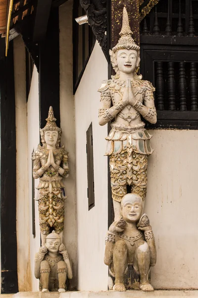 Ange thaïlandais comme Vieux Ubosot à Wat Buak Krok Luang, Chiangmai — Photo