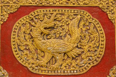 Naga füzyon kuğu duvar heykel ubosot wat saen fang'ın üzerinde