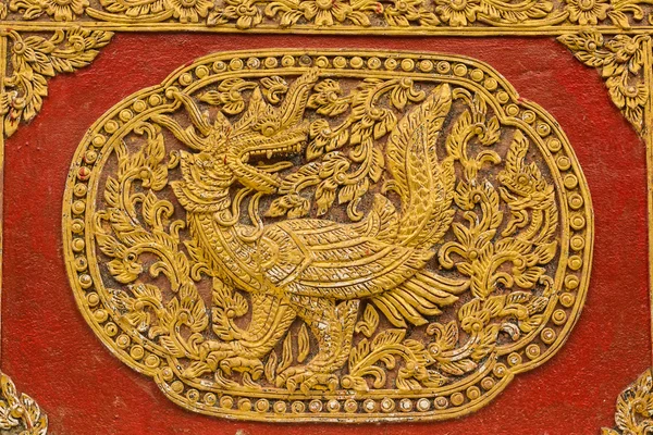 Naga fusion swan wandskulptur auf ubosot in wat saen fang — Stockfoto