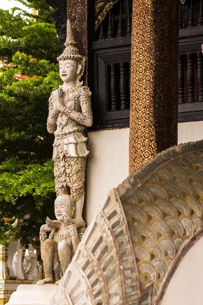 Anjo tailandês como Ubosot Velho em Wat Buak Krok Luang, Chiangmai Thai — Fotografia de Stock