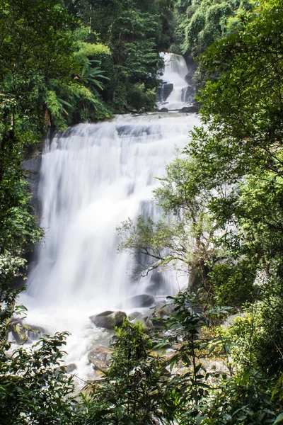Cascada de Sirithan en Doi Inthanon, Chomthong chaingmai Thaland — Foto de Stock