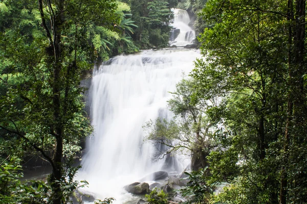 Водопад Сиритан в Интаноне Дои, Чомтонг Чайнмай Таланд — стоковое фото