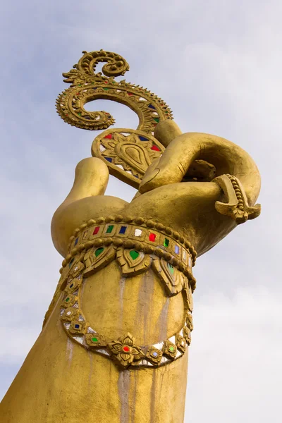 Hand av gyllene staty av ganesha — Stockfoto