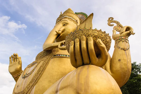 Grande statua d'oro di Ganesha a Wat Mokkanlan, Chomthong — Foto Stock