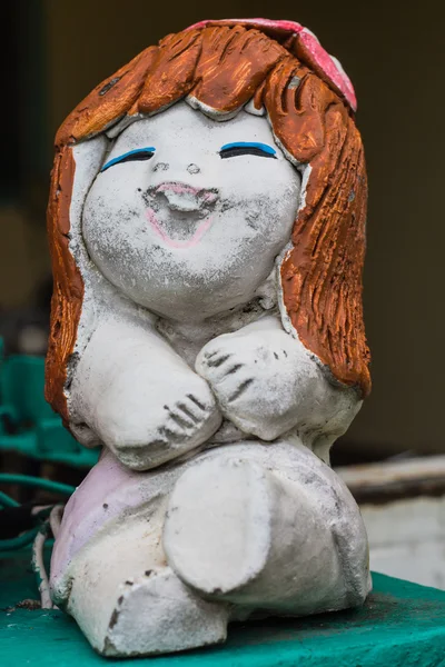 Tay tarzı heykel bebek kız mutlu — Stok fotoğraf