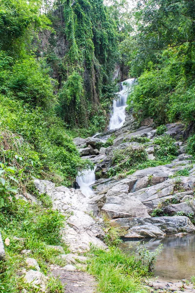 Cachoeira de Hauykeaw em Doi Suthep-Pui National Park, chaingmai — Fotografia de Stock