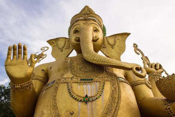 Grande statua d'oro di Ganesha a Wat Mokkanlan, Chomthong — Foto Stock