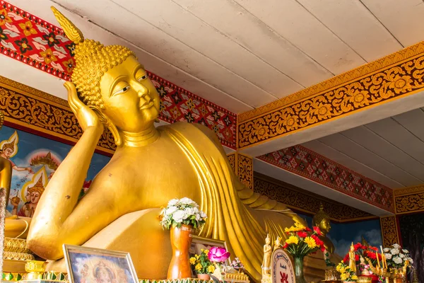 Grote liggende Boeddha in wat mokkanlan, chomthong chiangmai thai — Stockfoto