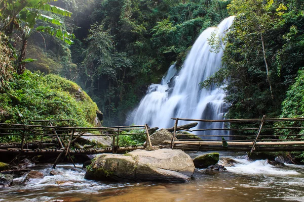 Uma bela cachoeira no norte da Tailândia — Fotografia de Stock