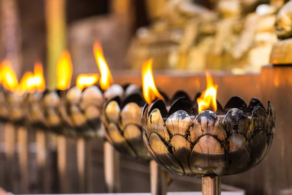 Vesak bucha svíčka v thajském chrámu v chiangmai, Thajsko — Stock fotografie