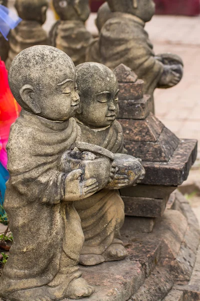 人形粘土修道士タイで使用されます。 — ストック写真