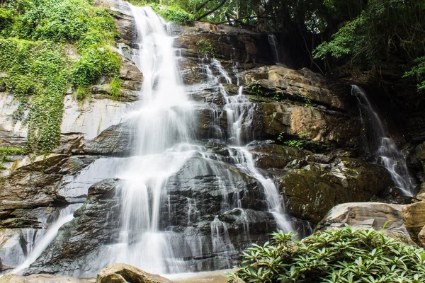 Queda de água Tad Mork em Maerim, Chiangmai Tailândia — Fotografia de Stock