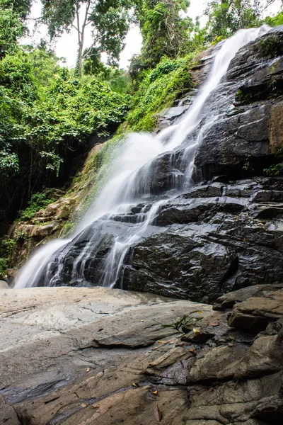 Queda de água Tad Mork em Maerim, Chiangmai Tailândia — Fotografia de Stock