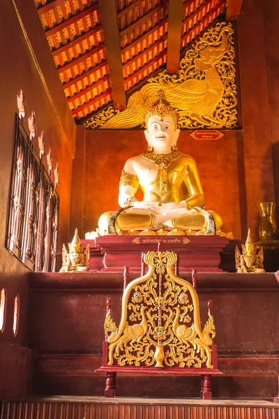 Estátua de Phra maha jakkraphat em Ubosot Wat Raja Mon Thian, Chiangmai — Fotografia de Stock