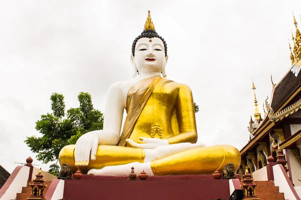 Grande imagem buddha no triângulo dourado em Ubosot Wat Raja Mon Thian — Fotografia de Stock