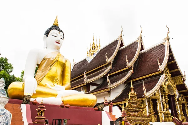 Gambar buddha besar pada segitiga emas di Ubosot Wat Raja Mon Thian — Stok Foto