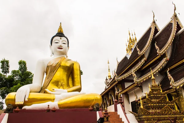 Stor buddha billede på gylden trekant i Ubosot Wat Raja Mon Thian - Stock-foto