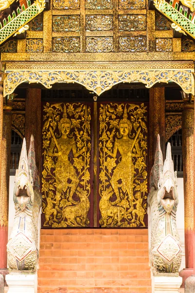 Oude ubosot lanna stijl in wat buak krok luang, chiangmai thai — Stockfoto