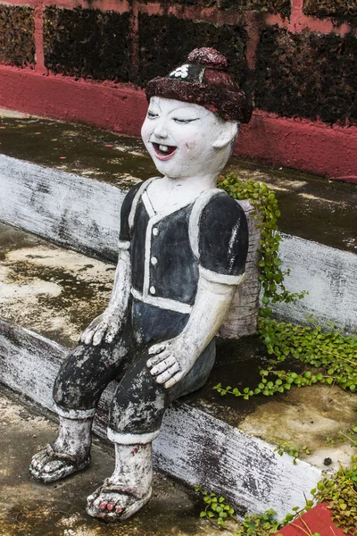 Thailändska bergsbestigare barn figur, lera thailändsk konst — Stockfoto