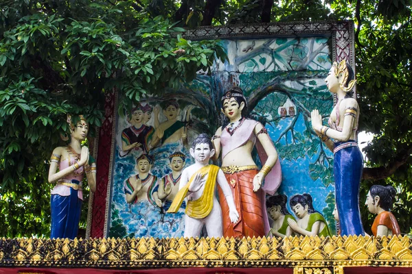 Standbeeld van gautama Boeddha werd geboren — Stockfoto