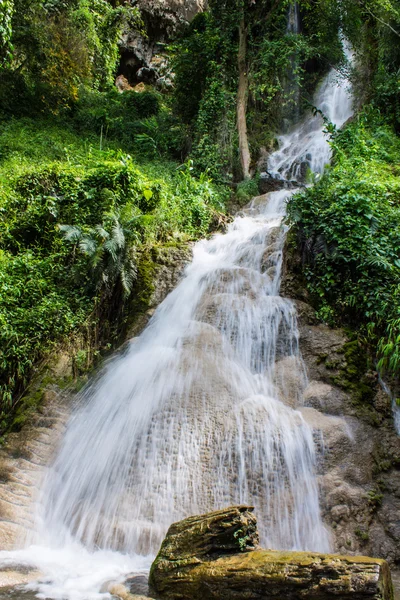 A beautiful waterfall in northern Thailand — Stock Photo, Image