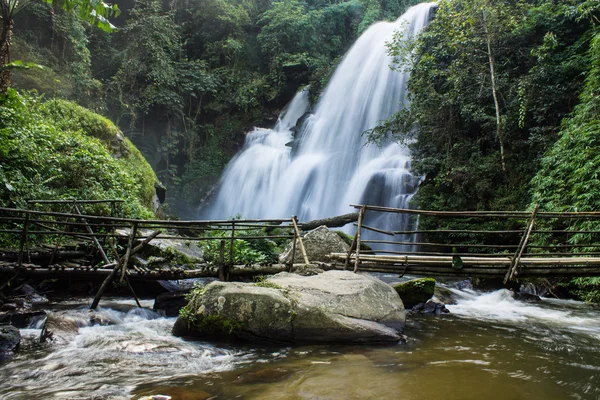 Ein schöner wasserfall in nordthailand — Stockfoto