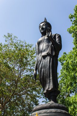 alacakaranlık Buda heykelinin arkasında yürüyen hareket ettirildiğinde