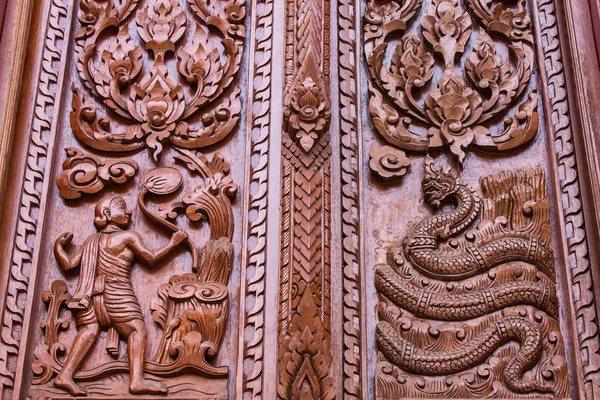 Sieraad houten venster van Thaise tempel in chiangmai, thailand — Stockfoto