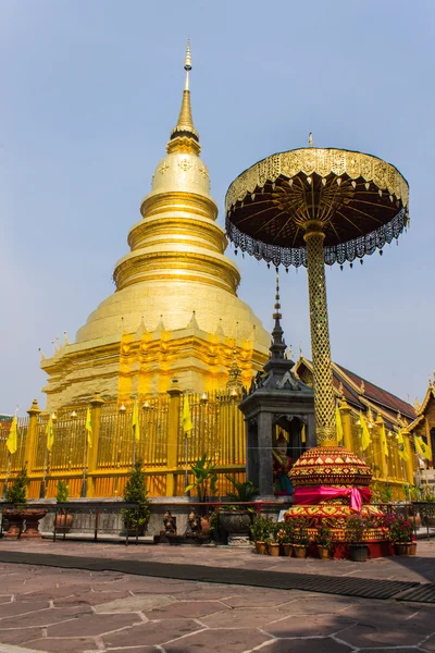 Chedi dourado que é um lugar principal da adoração — Fotografia de Stock